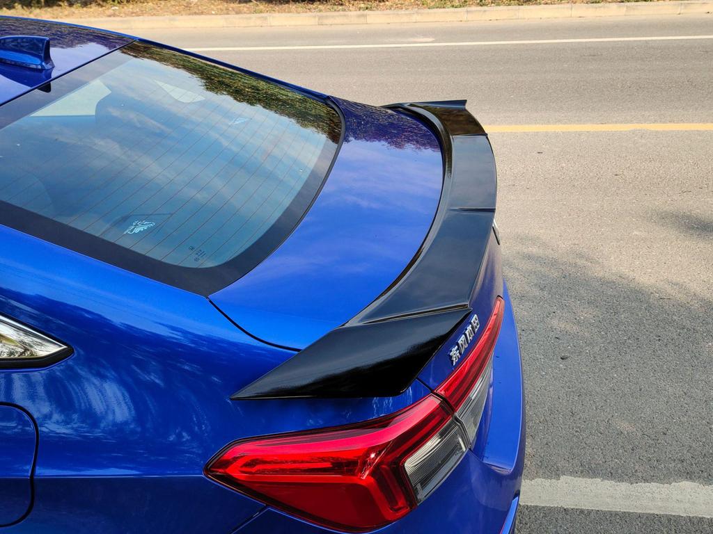 Îmbunătățiri pentru Honda Civic generația a 11-a 2022: buza frontală, eleron spate, splitter, jaluzele, bară spate.