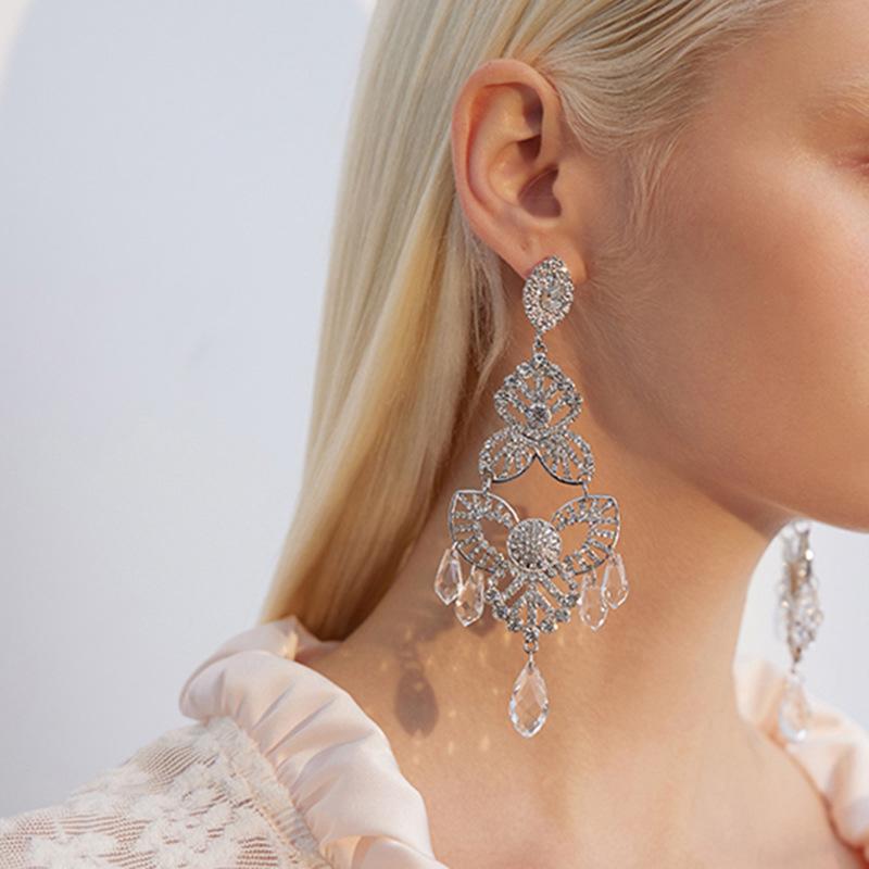 Artificial crystal flower fringed earrings, high-end explosive temperament earrings, light luxury and versatile earrings.