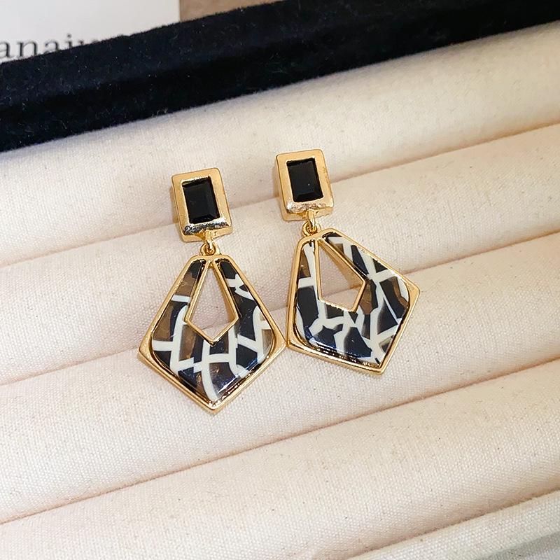 Kolczyki kwiaty wielowarstwowe czarne na srebrnych sztyftach - Eleganckie, wysokiej klasy kolczyki sztyfty o wszechstronnym designie.