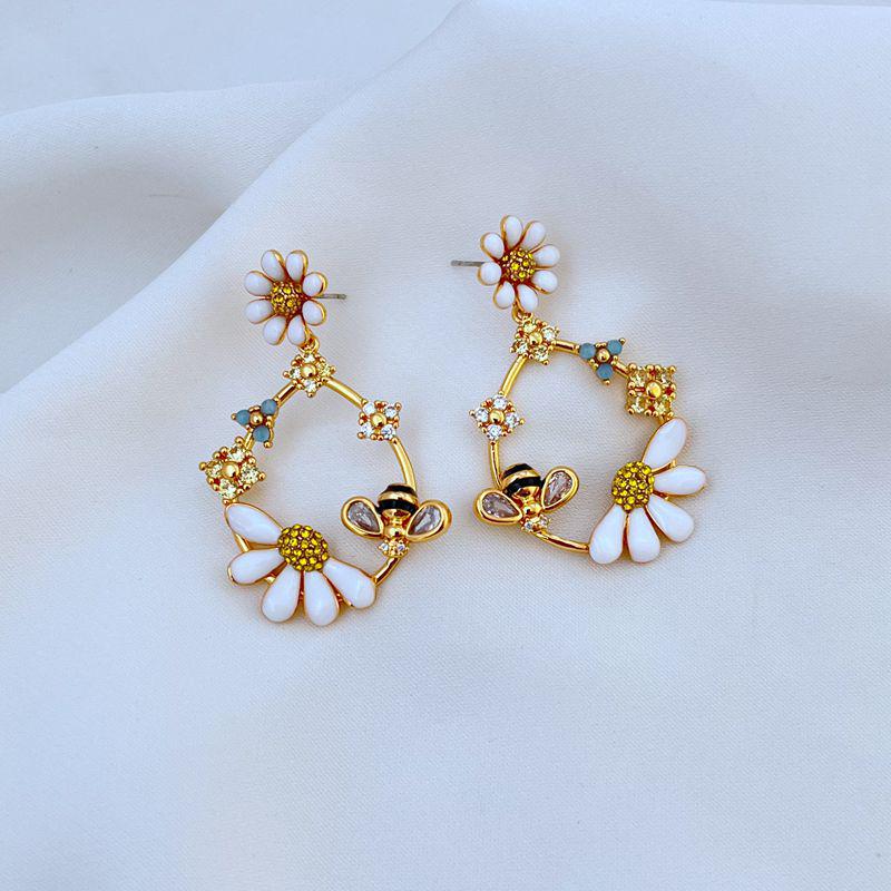 

2023 Autumn Daisy & Bee Elegant Dangle Earrings