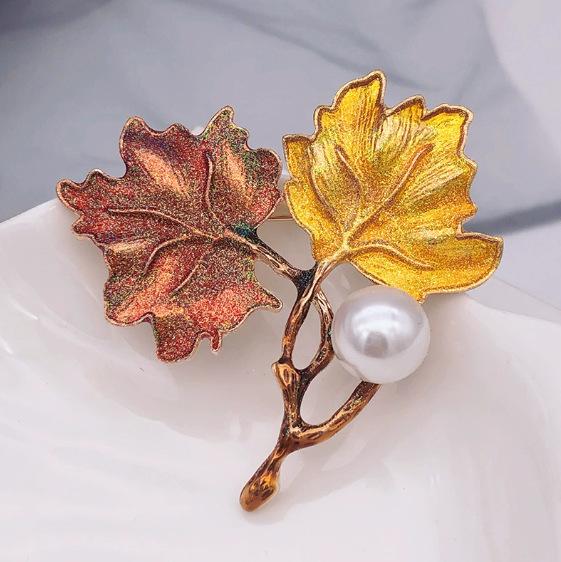 

1Pc French Retro Maple Leaf Brooch Exquisite Creative Ginkgo Pin Romantic Fashion Jewelry Accessories Clothing Gifts Souvenirs коричневий