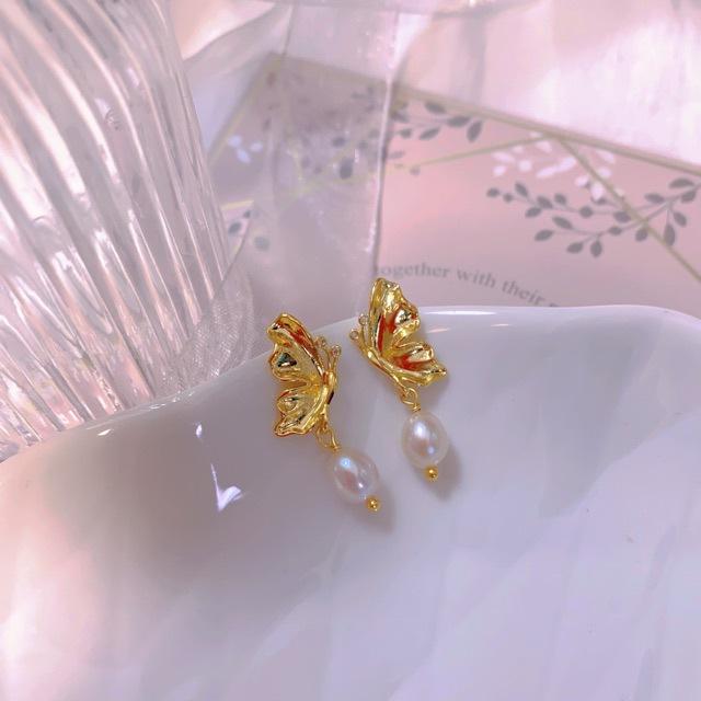 Flying Butterfly Picture Scroll Natural Baroque Rice Pearl Stud Earrings Women's French Gentle Earrings Paired Retro Earrings