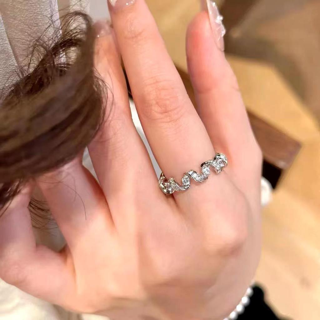 Xiaohongshu Zircon Fashion Ring: Exquisite Full Diamond-Design Telephone Cord Style for Women
