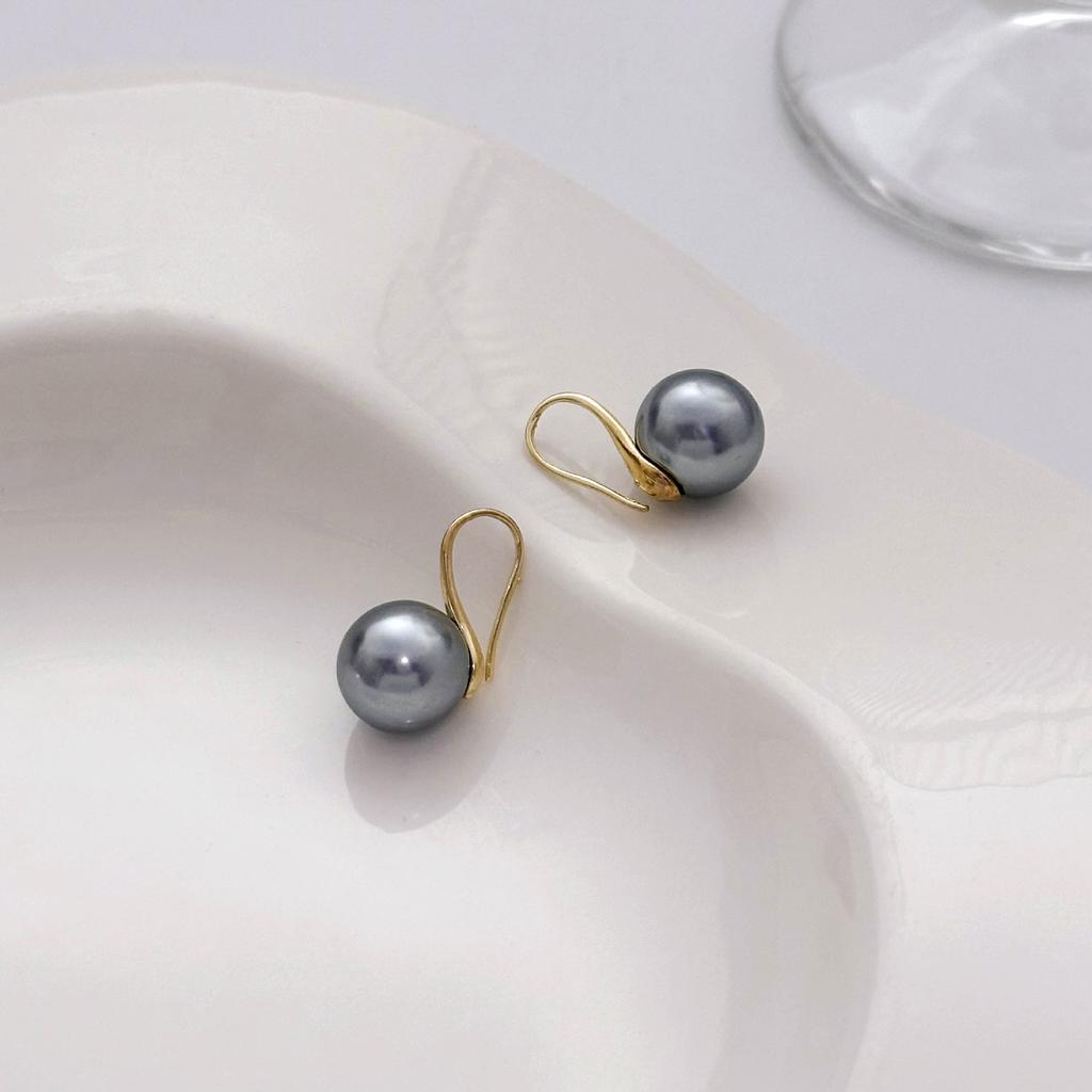 Retro temperament gentle round gray pearl earrings, simple daily commuting light light luxury high-end ear hook woman