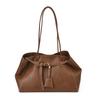 Diese Ein-Schulter-Tasche zeichnet sich durch ein Nischendesign, eine Retro- und lässige Tragetasche und eine einfache Achseltasche für den Weg zur Arbeit aus.