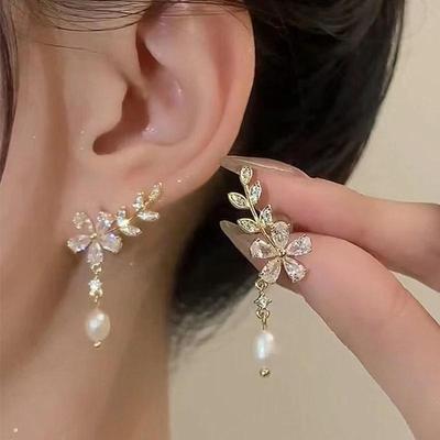 Boucles d'oreilles pendantes en forme de feuille de cristal, pendentifs en boule de perles d'imitation, boucles d'oreilles pendantes pour femmes, bijoux d'oreille en forme de fleur douce