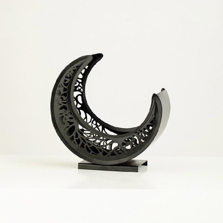 Curved Moon Metal Snacks Platter Dishwasher Safe Surfaces Ornamental Kitchenwares For Candy Appetizers Home Decoration
