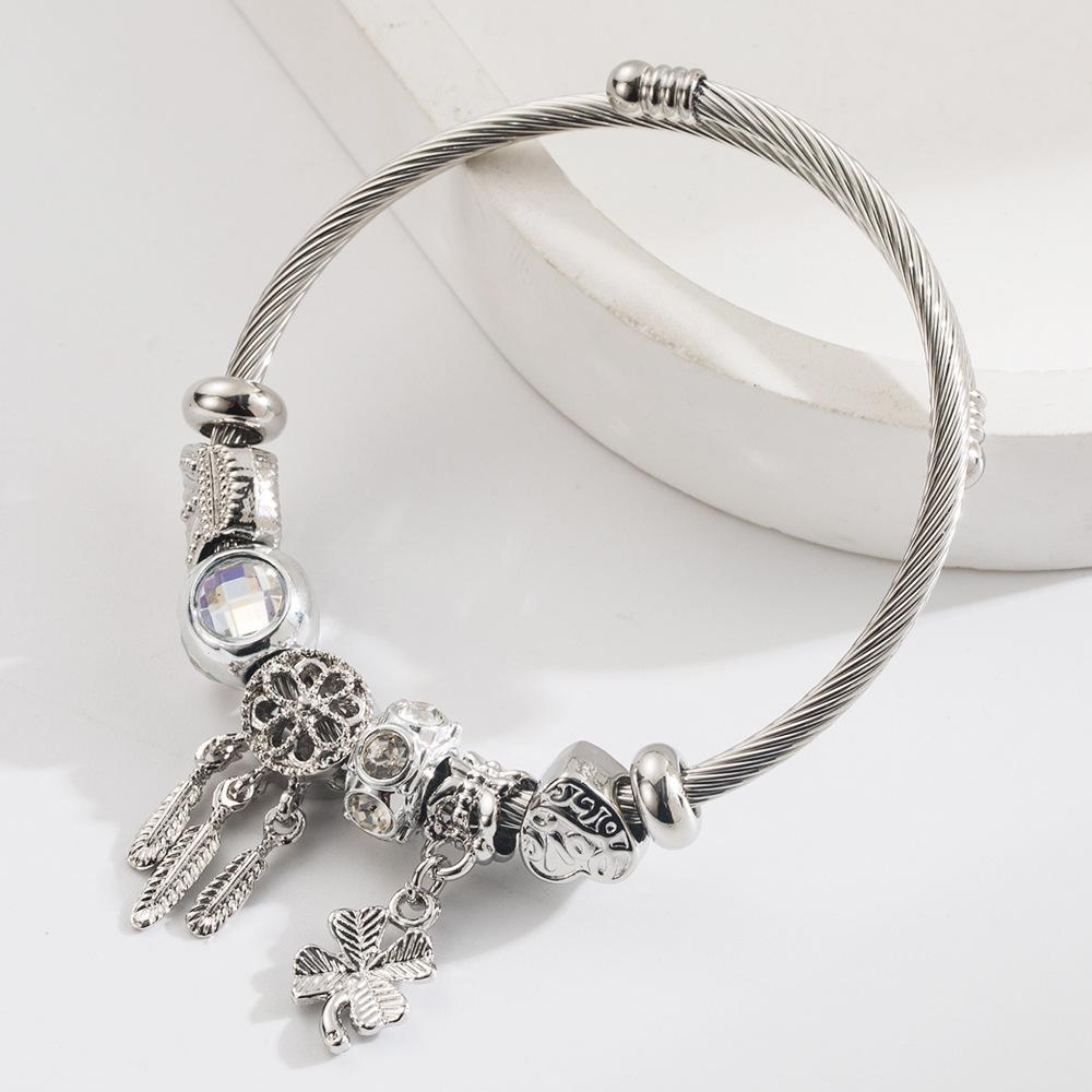 

Персонализированный креативный браслет Сердце Четырехлистный клевер Полый кулон Титановая сталь Регулируемый женский браслет белый