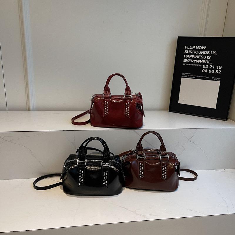 Today's popular women's bags, new simple rivets, large-capacity hand-held versatile shoulder pillow bag