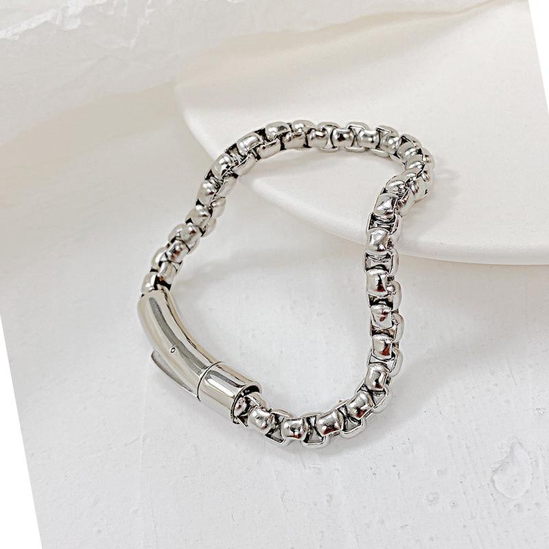 

Персональный золотой браслет Мужская титановая стальная квадратная жемчужная цепочка 21