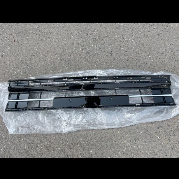 Volkswagen Phideon 2016-2018 Fog Light Frame & Lower Front Grille Assembly