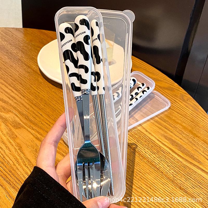 

Набор столовых приборов для студентов с клубничной тематикой: Милая ложка, вилка и палочки для еды.