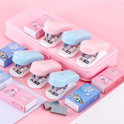 1 Set Macaronfarben Mini-Heftgeräte, inklusive 1000 Stück Heftklammern und Entfernungshebel, Arbeitssparende Leichte Metall-Bindewerkzeuge