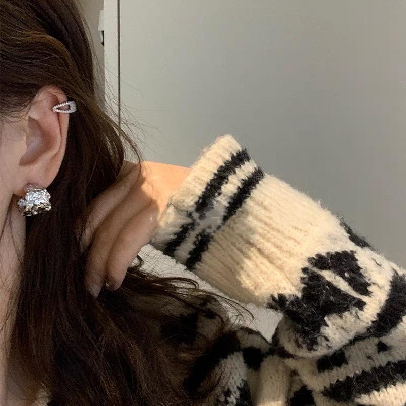 New trendy niche earrings light luxury high-end pleated metal French exquisite simple ear jewelry stud earrings