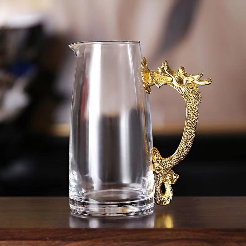 Set di Vini Bianchi Zodiacali Premium: Caraffa, Bicchieri da liquore Testa di Bestia, Bicchierini da shot, Scatola regalo.