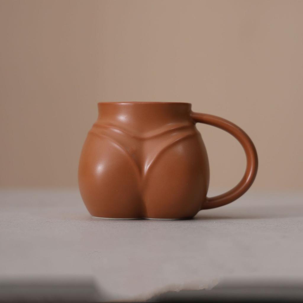 Vtipný hrnek na kávu ve tvaru ženského zadku v bikinách Kreativní keramický hrnek Sexy ženské tělo Zadek s T-backem Šálek 330ML