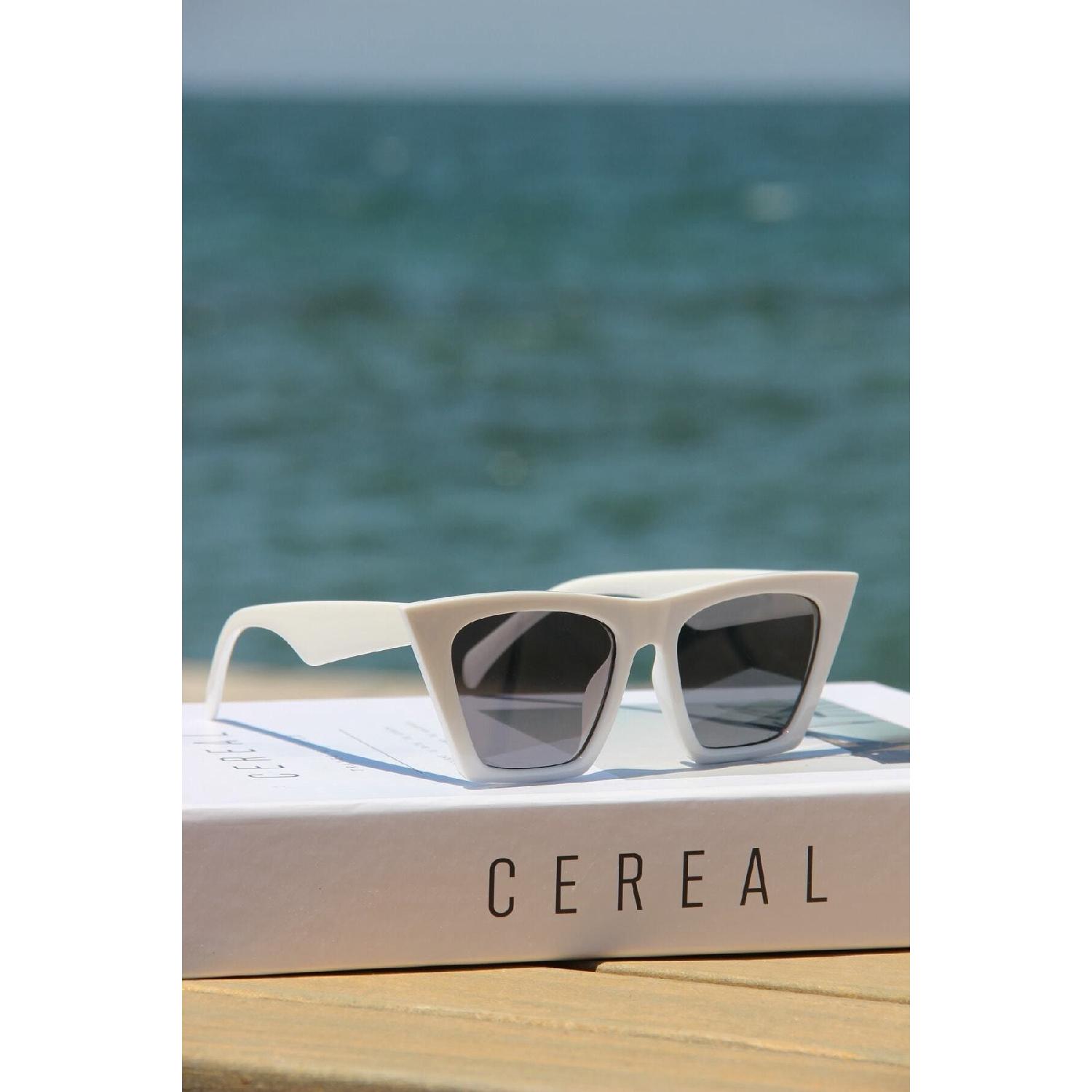 

Черные стеклянные женские солнцезащитные очки в белой оправе с защитой от ультрафиолета 400