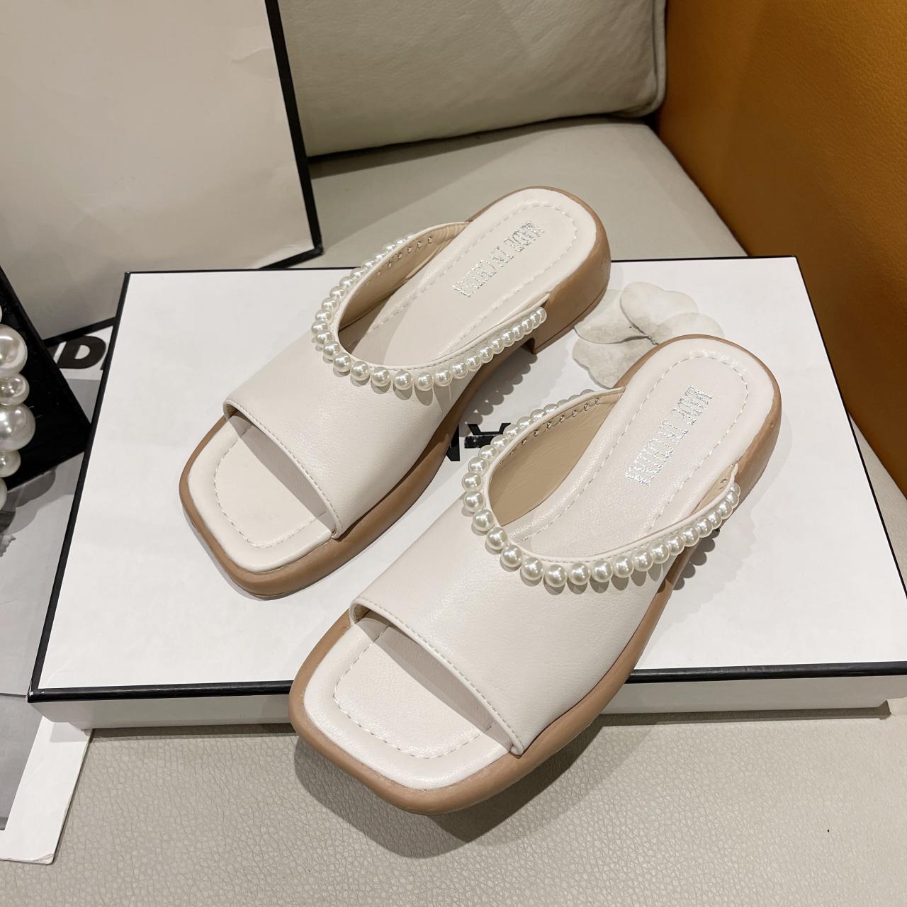 

2024 Новые летние женские тапочки Модные сандалии с жемчугом Женские тапочки с открытым носком на низком каблуке Сексуальные сандалии на плоской подошве с открытой пяткой Женские тапочки 40 белый