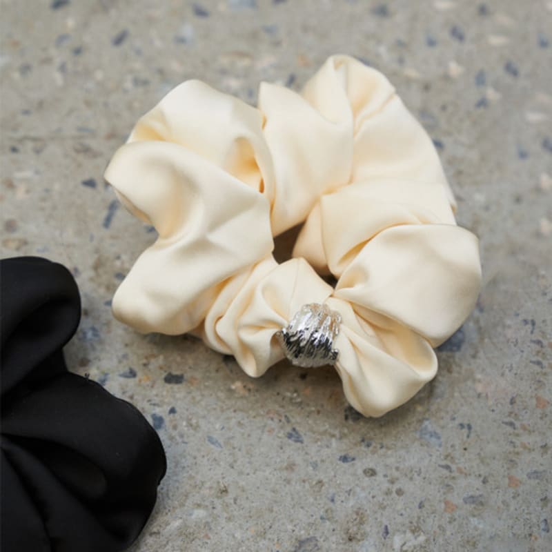 Cotoit Shell Satin Hair Scrunchie_Ivory