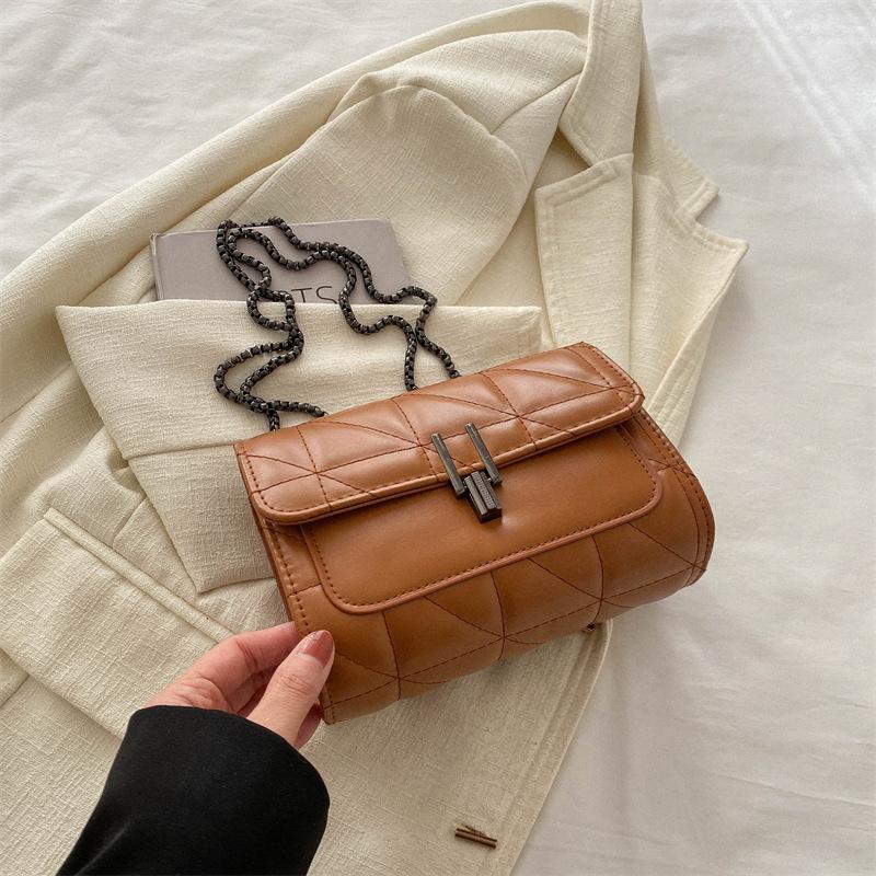 

Модный простой однотонный маленький клатч женская цепочка сумка подмышку 2025 весна новая универсальная ins маленькая квадратная сумка коричневый