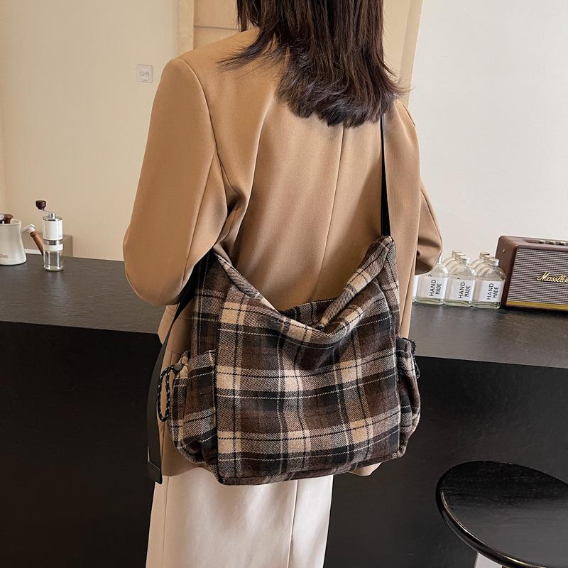 2025 Autumn and Winter Large-capacity Retro Underarm Bag Casual Fashion Simple Retro Class Plaid Niche Tote Bag