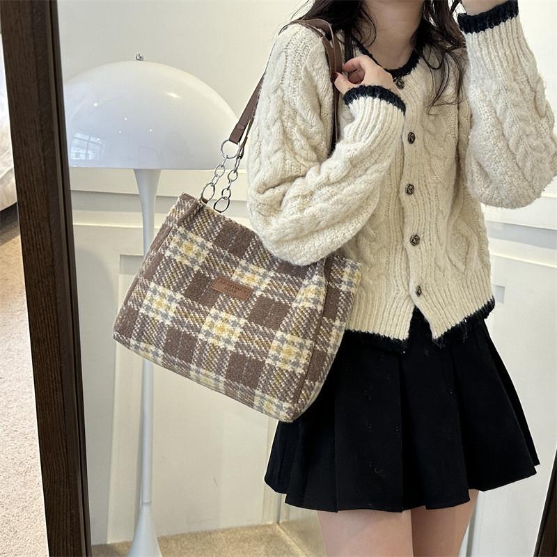 Spacious Grid Pattern 2023 Fall Winter Casual Trendy Nylon Commuter Shoulder Tote Bag For College Students