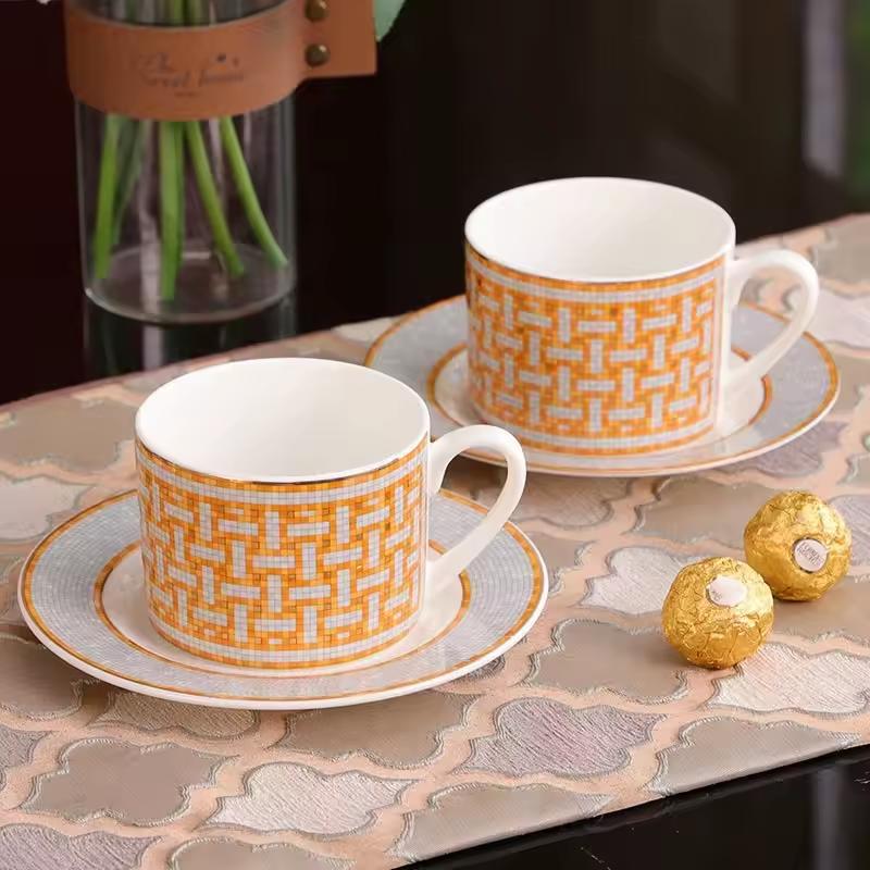 Evropský retro lehký luxusní keramický kávový šálek Domácí šálek a podšálek z kostního porcelánu Sada Anglický odpolední čaj Kreativní šálek na čaj Šálek Dárek