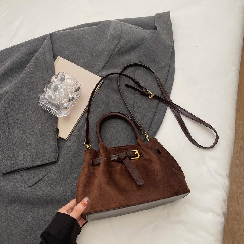 

Замшевая сумка женская осень и зима 2025 новый нишевый дизайн ретро сумка через плечо сумка-мессенджер плиссированная портативная сумка-ведро темно-коричневого