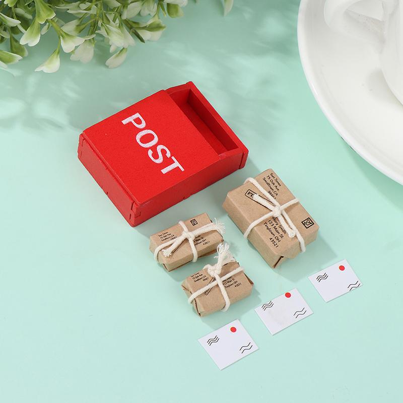 1Ensemble 1:12 Boîte aux lettres miniature de maison de poupée Rouge Boîte aux lettres avec sac postal Carte postale Meuble de porte de jardin féerique Décor de maison Jouet