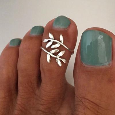 Une bague de pied en forme de feuille de style vacances à Silver Beach