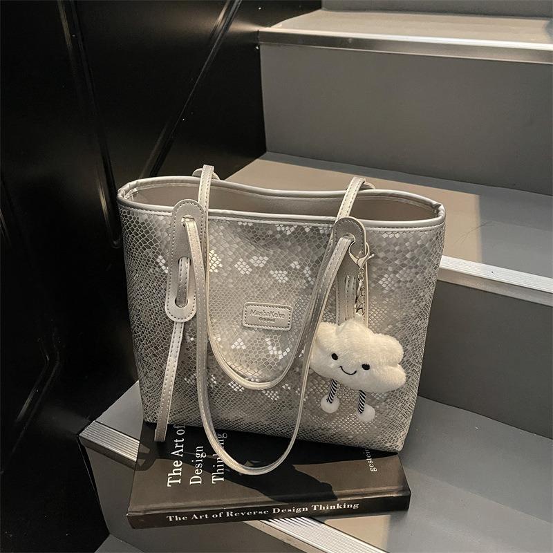 Large-capacity commuter tote bag women's fashion versatile shoulder bag new niche simple leisure bag