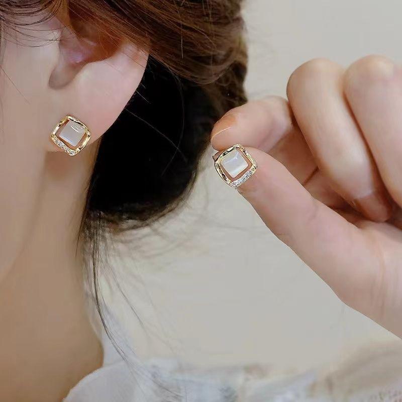 Exquisite Hollow Square Opal Crystal Stud Earrings for Women New Fashion Beautiful Crystal Ear Jewelry