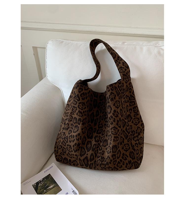 

Daily commuter tote bag women s 2025 new retro large-capacity casual shoulder cloth bag fashionable leopard print underarm bag леопардовый