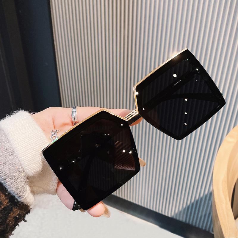 

Шикарные и стильные женские солнцезащитные очки в большой квадратной оправе