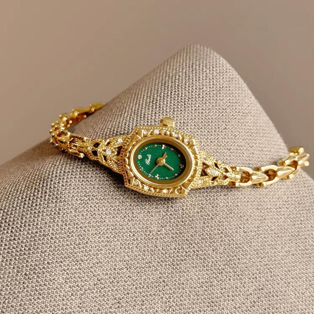 Vintage Women Watches Carved Oval Small Dial Quartz Wristwatch Luxury Hollow Chain Bracelet Watch for Ladies Elegant Gift