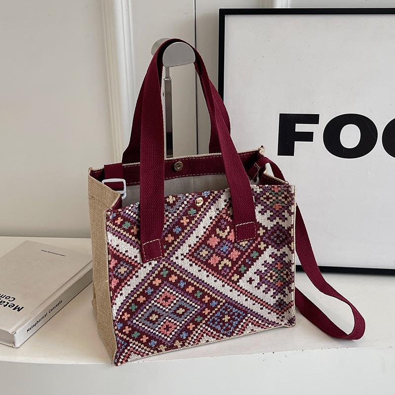 Hochwertige kleine Tasche im Ethno-Stil für Damen. Neue trendige Umhängetasche für Damen. Modische, vielseitige Schultertasche für Damen.