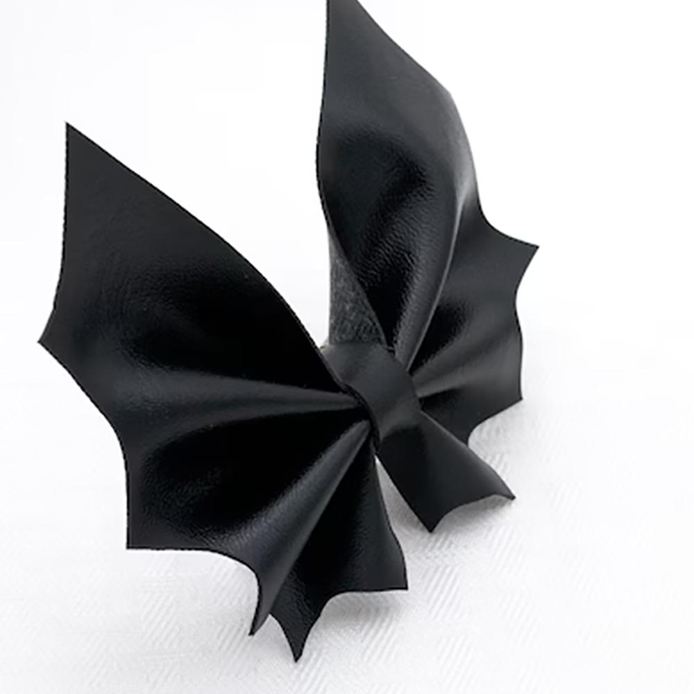

Leather Bat Bow Bowtie Hair Bag Charm Accessory Bachelorette Party Halloween Bats Gothic Decor Bridal Shower Bridesmaid Proposal 1pcs 8x8cm