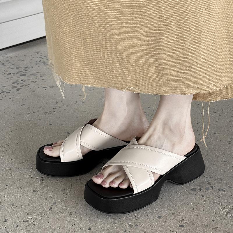 2025 neuer Sommer Koreanische Version lässige dicksohlige Ein-Wort-Schlappen weichsohlige bequeme kühle Hausschuhe Römischer Stil Strandschuhe