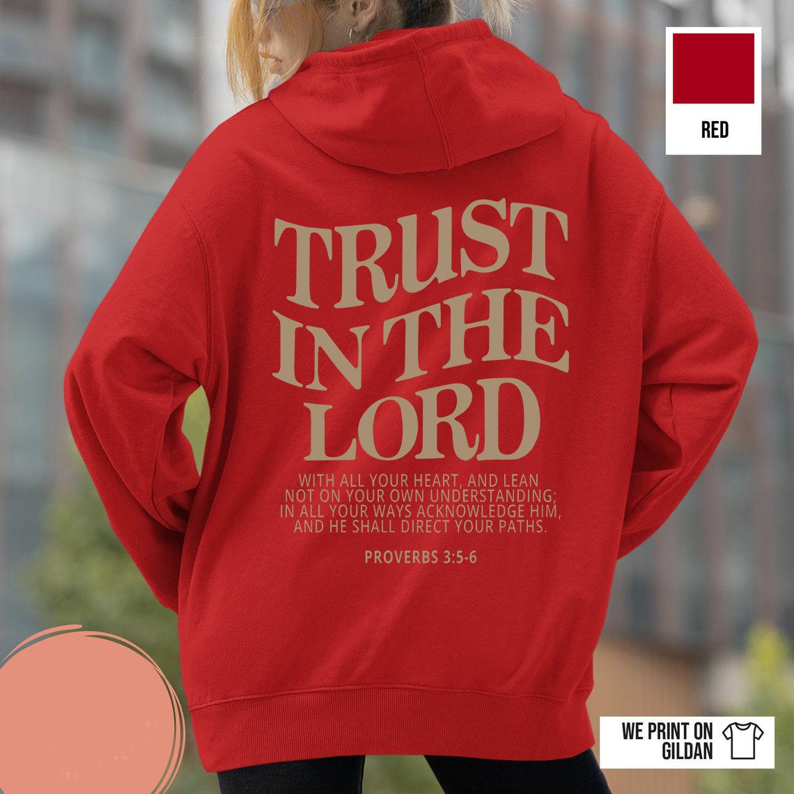 Женский свитер с капюшоном и принтом букв — фото 15