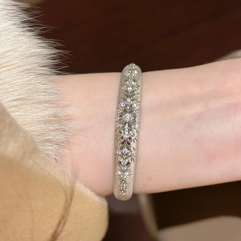 Оригинальный дизайн инкрустация Цветочный браслет с бриллиантовой кружевной отделкой изысканный ретро и простой широкий полированный сверкающий браслет свадьба
