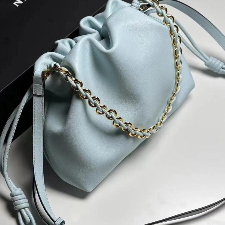 The New High-end Women's Bag Made of Cowhide, the Cloud Bag, Is Simple and Versatile