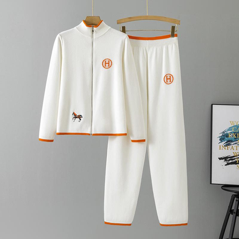 

Women s Autumn/Winter Prancing Horse Embroidered Knit Sweater and Pants Set One Size білий