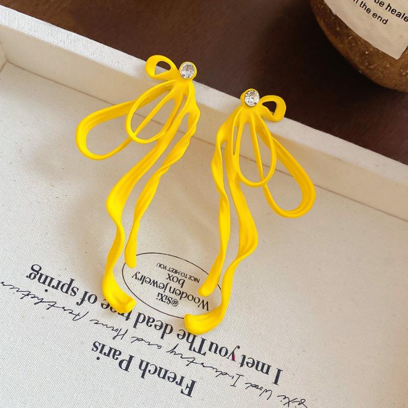 Yellow-colored Flower Earrings - Luxurious and High-end Style, Sweet and Elegant, Suitable for All Occasions and Versatile In Wear.
