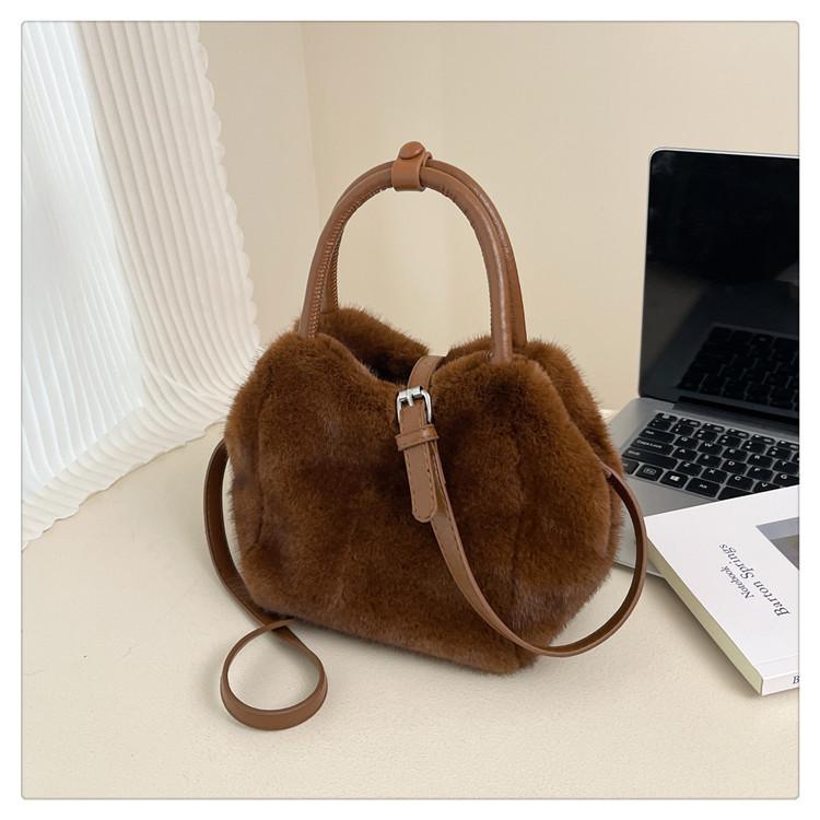 Cute Furry Handbag Bag Women's 2025 New Autumn and Winter Foreign Style Niche Plush Bucket Bag Shoulder Messenger Bag
