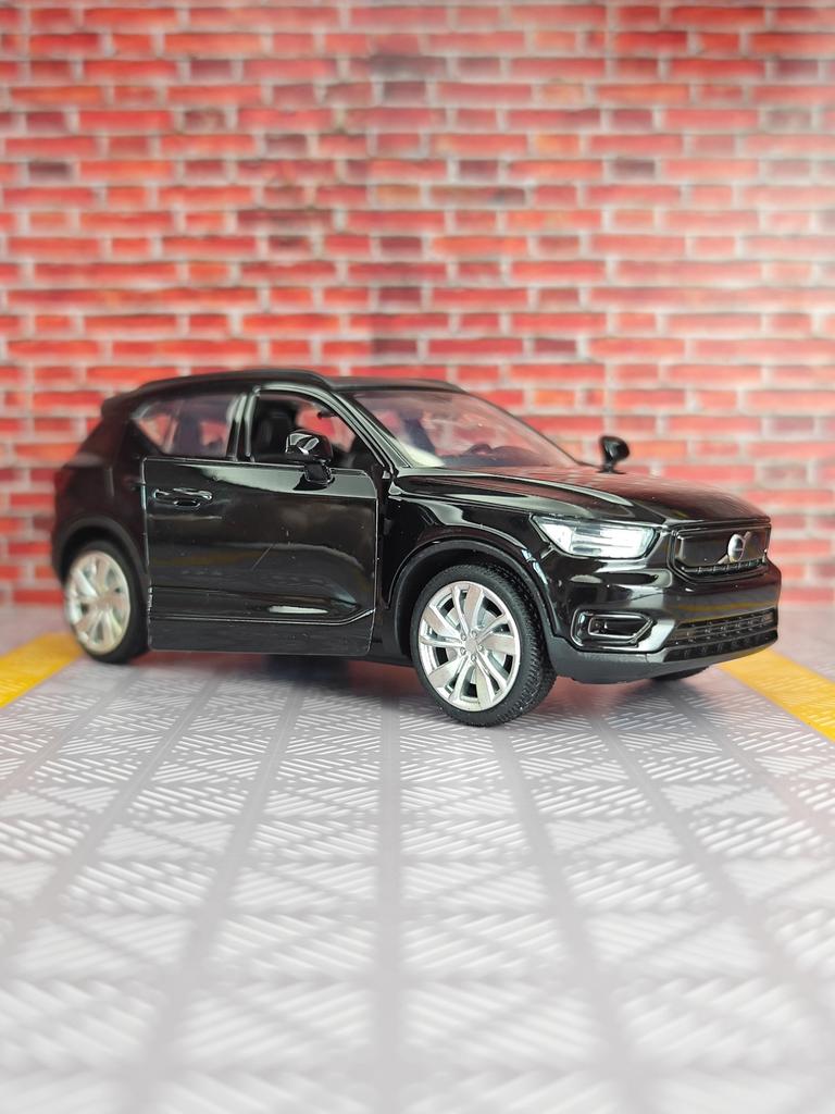 1:32 Volvo XC40 alloy car model ornaments doors on both sides that can be opened has simulated sound and lighting functions