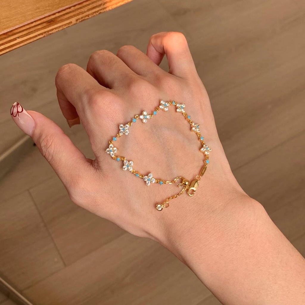 Zircon Clover Bracelet for Women, Elegant Four-Leaf Wristband - Versatile Jewelry for Daily Wear.