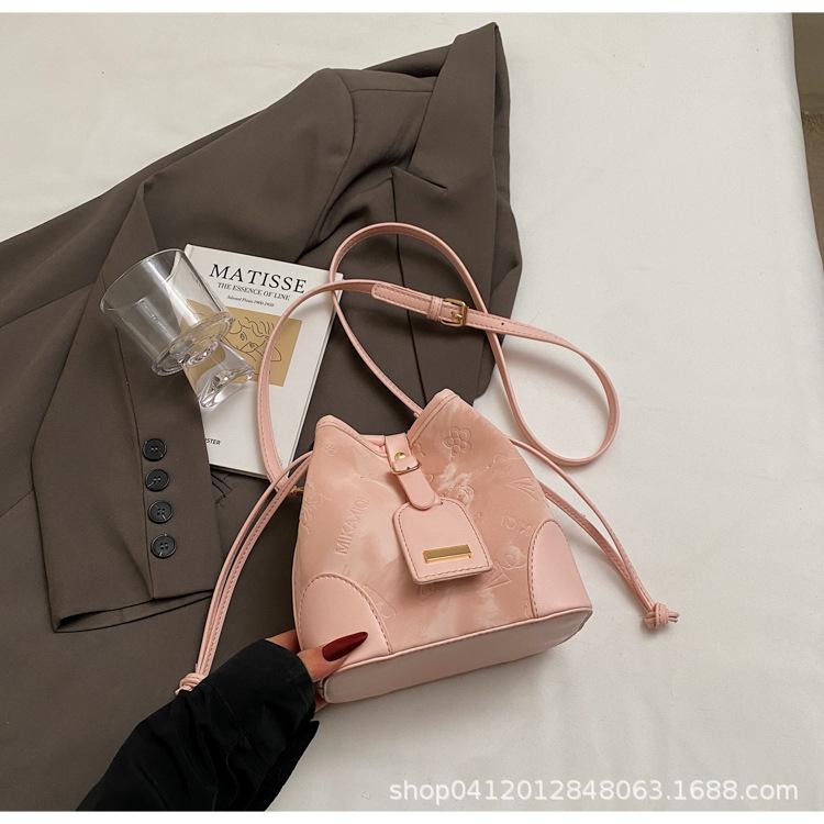 

Модная контрастная сумка-ведро женская 2025 новая сумка-мессенджер нишевого блогера, популярная одноплечевая сумка для поездок на работу