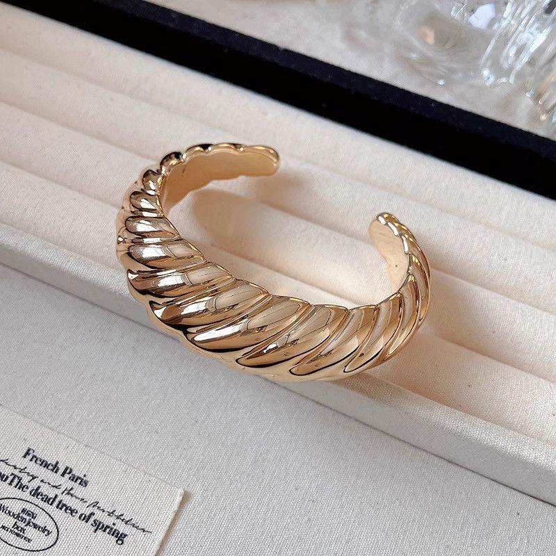 Western Style Exaggerated Bright Surface Bracelet Women Niche Design High-Grade Arm Bracelet Hand Jewelry Fashion Personalized Accessories
