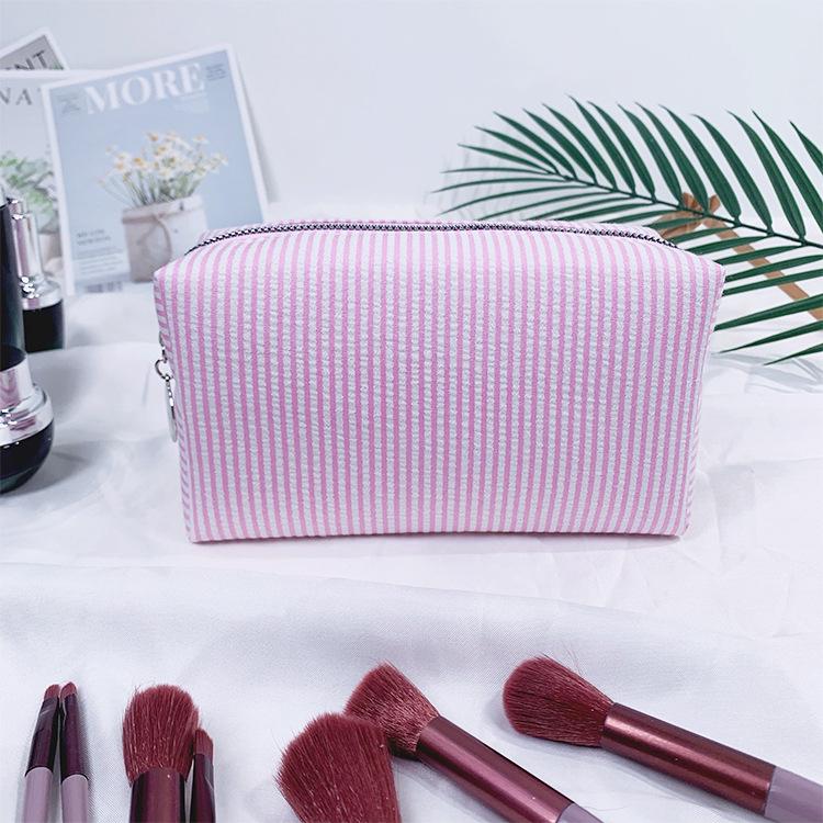 Seersucker Make-up- und Toilettenartikelbeutel: Große Kapazität, Bestickt, Gestreifte Reise-Clutch
