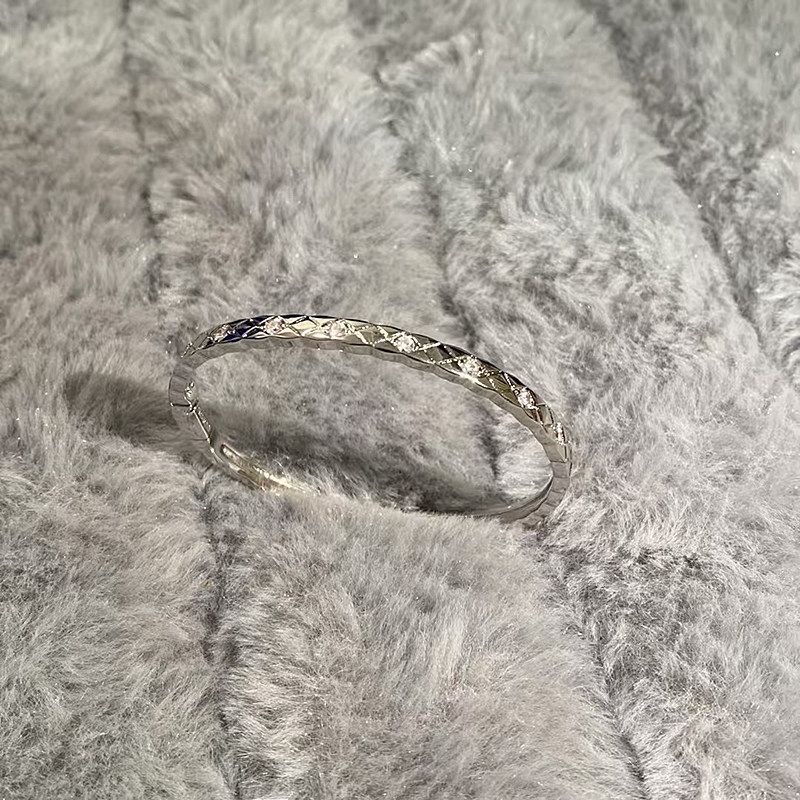 

Sterling Silver Narrow Geling Pattern Bracelet Women European and American Fashion Personality All-matching Tide Plated 18K Gold Diamond Bracelet 22-1 Narrow Band Diamond White Gold M
